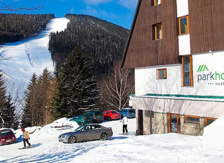 Hotel sąsiaduje z ośrodkiem narciarskim As na Czertowej Górze