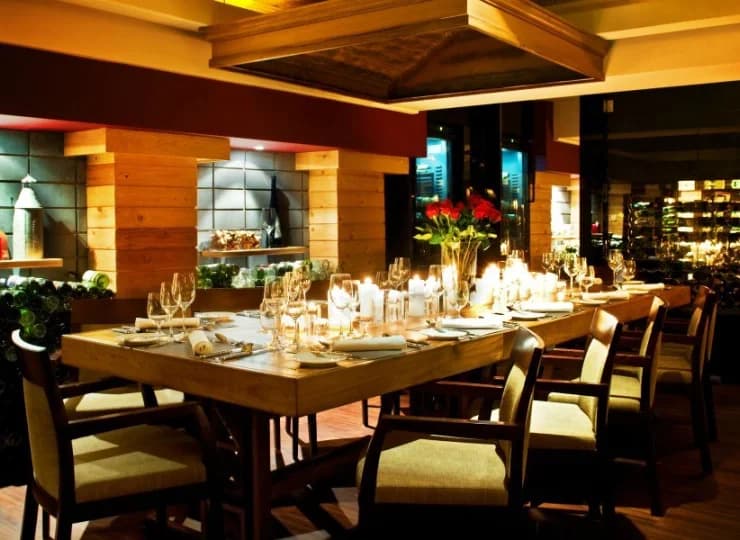Vinoteka - jedna z antresol restauracji kusi ofertą czerwonych i białych win
