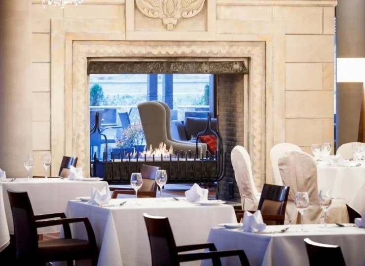 Duży, zabytkowy kominek ociepla atmosferę restauracji
