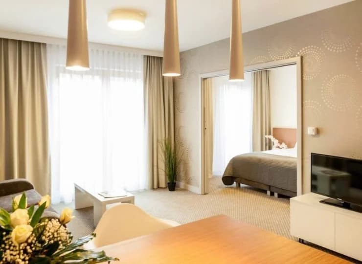 Pokoje są wyposażone w TV, WiFi, aneks kuchenny i prywatną łazienkę