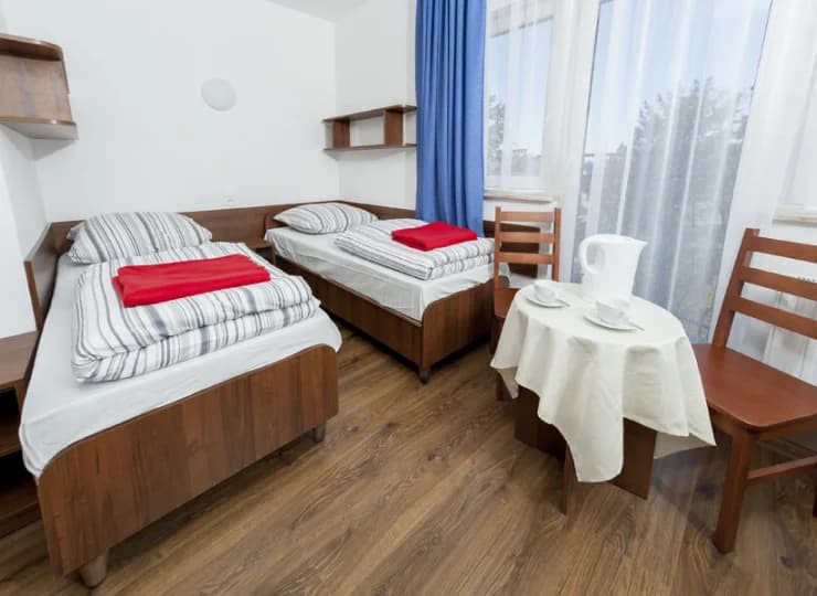 Obiekt dysponuje pokojami 2-osobowymi oraz większymi