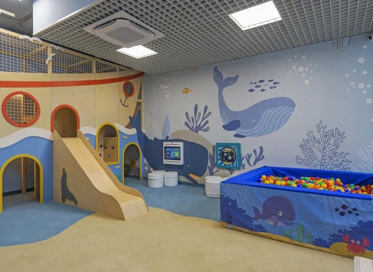 Sala zabaw dla dzieci ze statkiem, zjeżdżalnią i basenem z kulkami