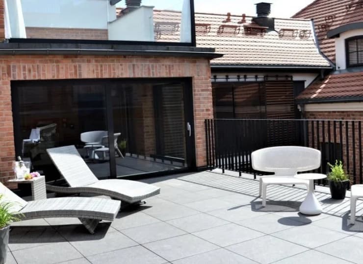 Latem wewnętrzne tarasy są znakomitym miejscem do relaksu