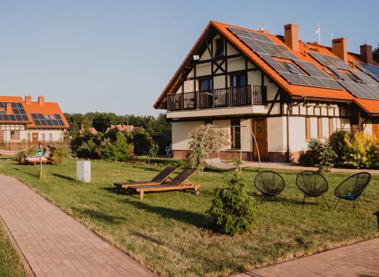 Ostoja Dwa Jeziora to trzy kameralne budynki w dużym zielonym ogrodzie