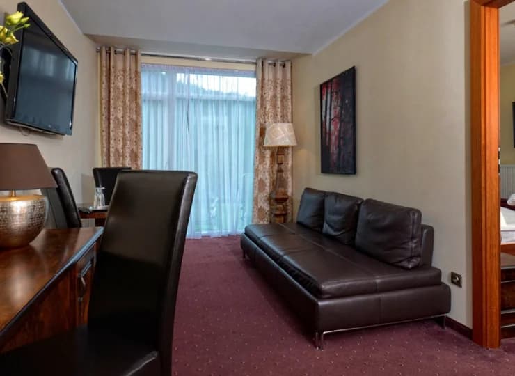 Komfortowy apartament składa się z sypialni i pokoju dziennego