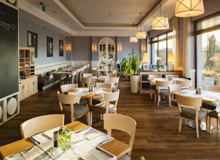 W hotelu jest restauracja Brasserie Tiffi