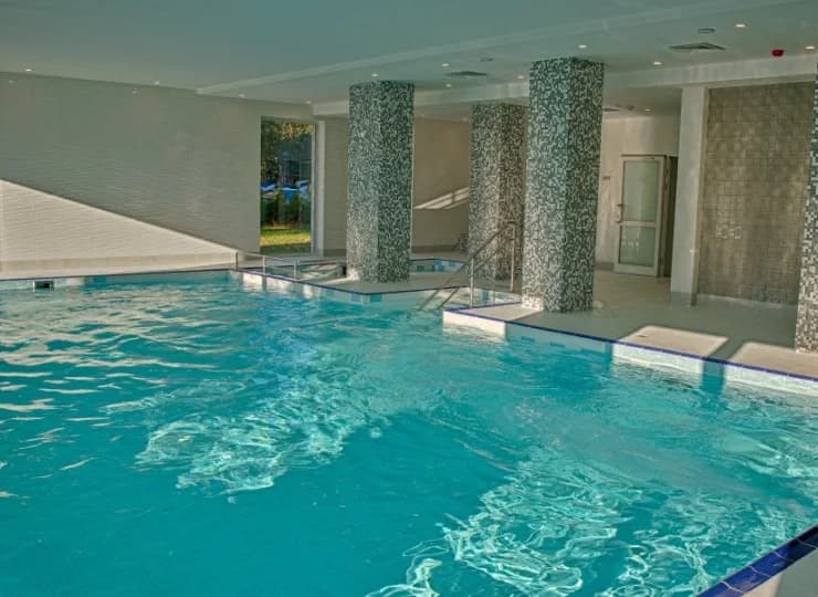Do dyspozycji Gości jest: kryty basen, sauna i sala fitness
