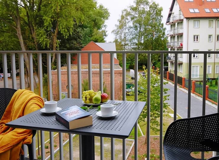 Na balkonie znajdują się krzesła i stolik