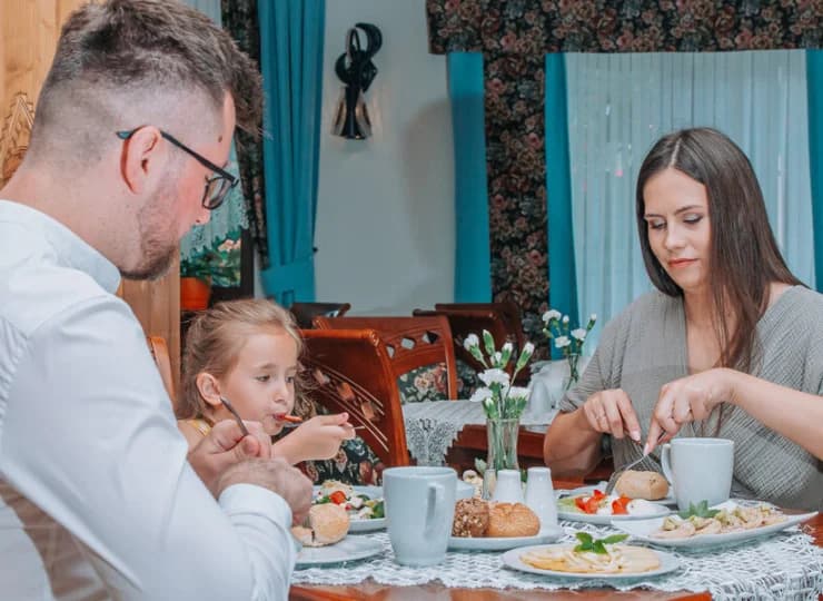 Śniadanie jest w formie bufetu, a obiadokolacja serwowana