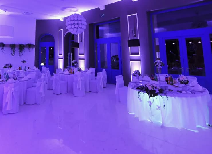 Posiłki podawane są w klimatyzowanej sali restauracyjnej