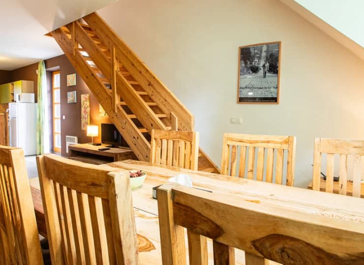 Apartament 4-os. deluxe na dole ma salon z kilkuosobowym stołem
