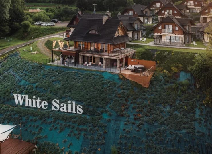 White Sails znajduje się na wzniesieniu ponad Jeziorem Solińskim