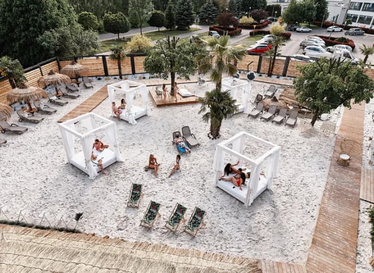 Na zewnątrz hotelu znajduje się atrakcyjna strefa relaksu