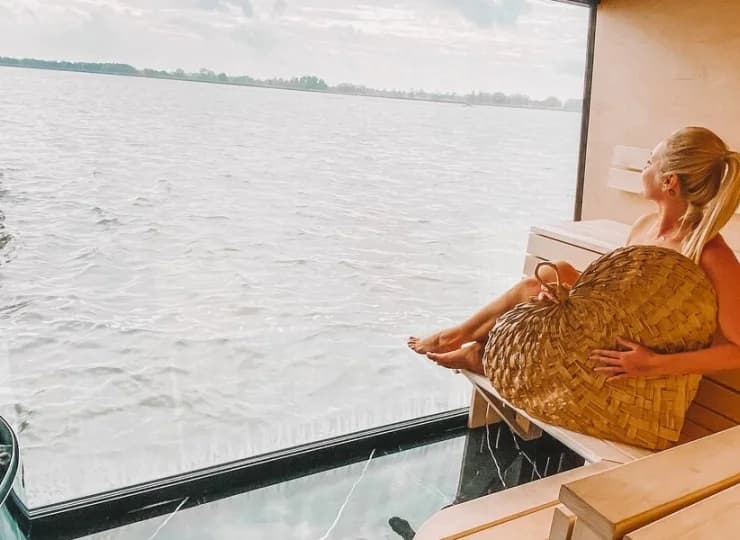 W ramach pobytu jest dostępna sauna na jeziorze w obiekcie HT Houseboats