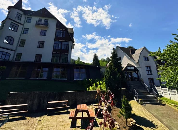 Hotel jest centralnie położony w sudeckim uzdrowisku
