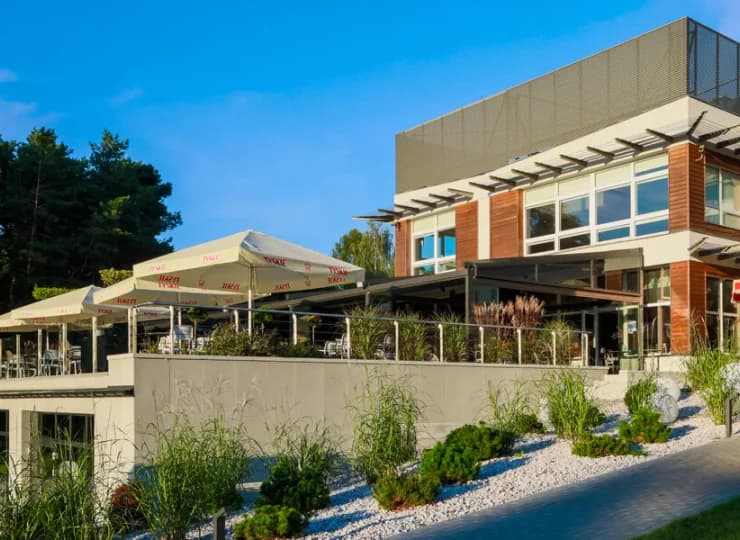 W restauracji można skorzystać ze stolików na tarasie