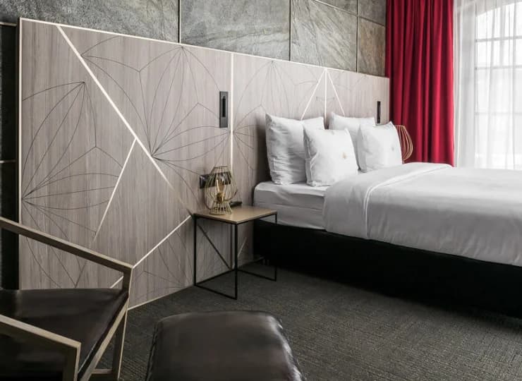 W hotelu znajduje się 139 pokoi i apartamentów