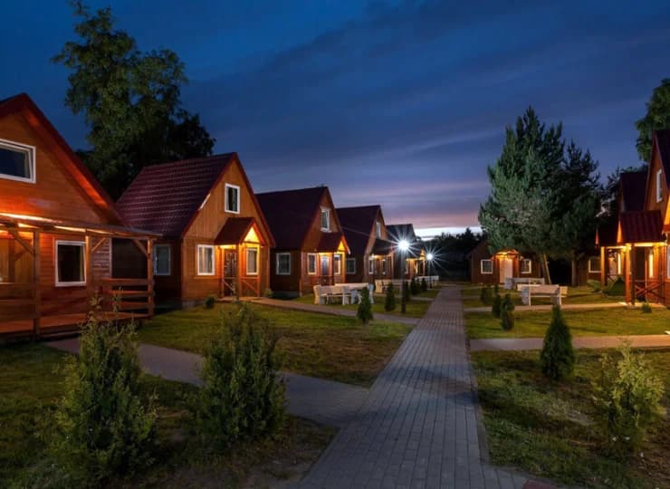 Domki są przystosowane na pobyt 4 lub 6 osób