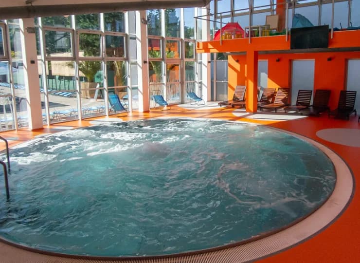 Pod dachem mieści się ogromne jacuzzi