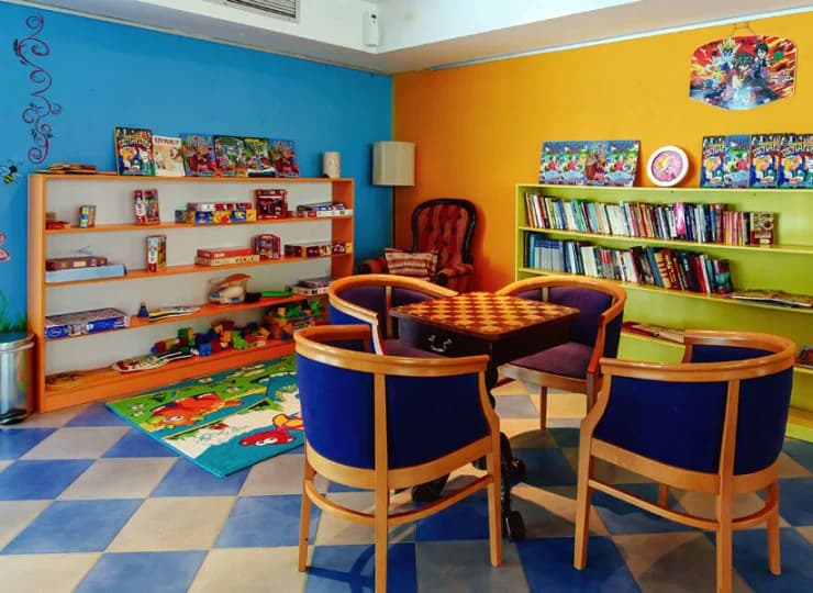 Jest także biblioteczka i kącik z planszówkami