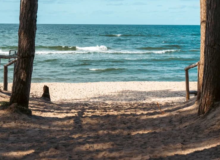 Tuż obok rozpościera się plaża zwana Blue Marine