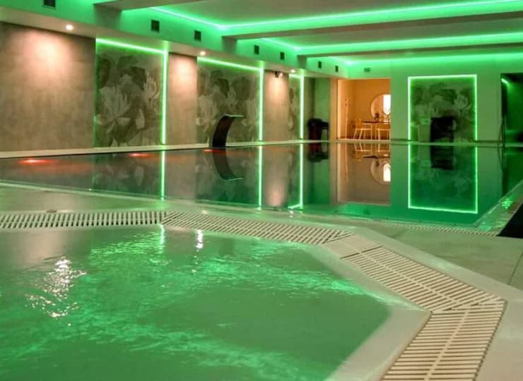 Z basenami sąsiadują wanny jacuzzi