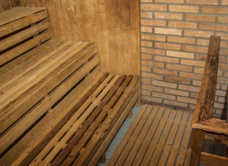 W strefie wellness jest jacuzzi, tradycyjna sauna fińska