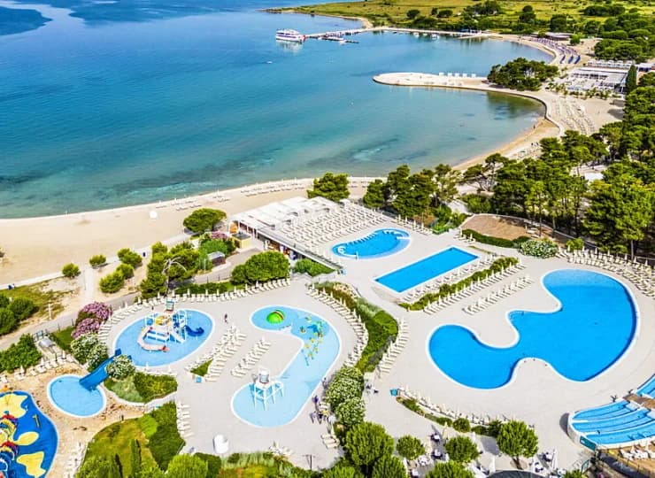 Zaton oferuje pełen rozrywek zewnętrzny park wodny