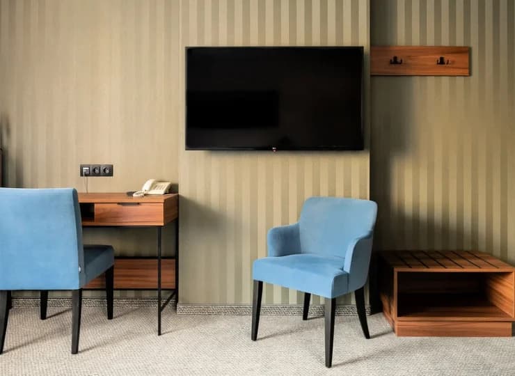 Każdy pokój jest wyposażony w: WiFi, TV, sejf, łazienkę