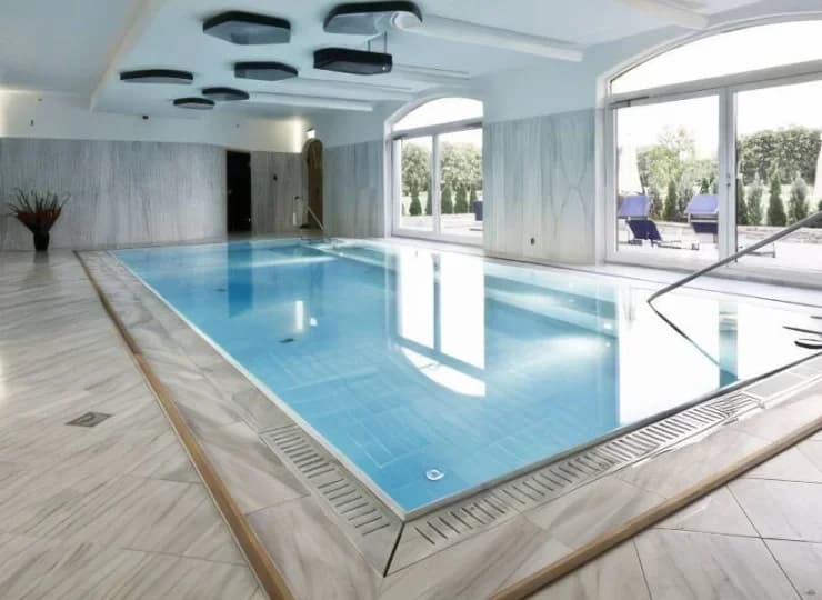 Pałacowe spa zawiera kryty basen, sauny, pokój relaksu z widokiem na góry