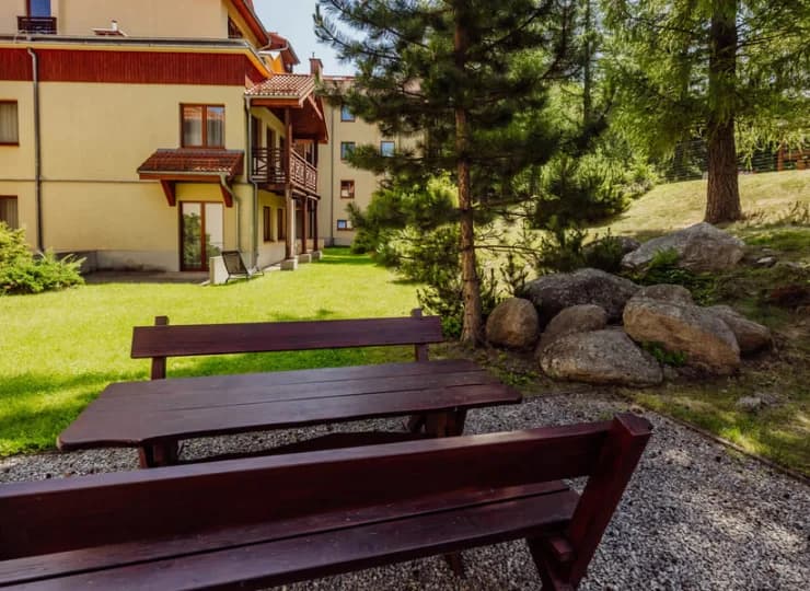 Budynek obiektu jest otoczony zielenią
