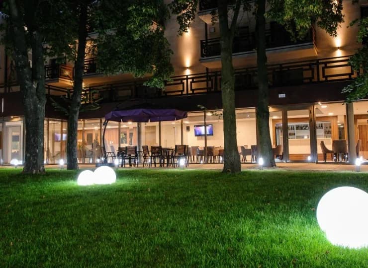 W sezonie letnim restauracja i bar poszerzają się o taras