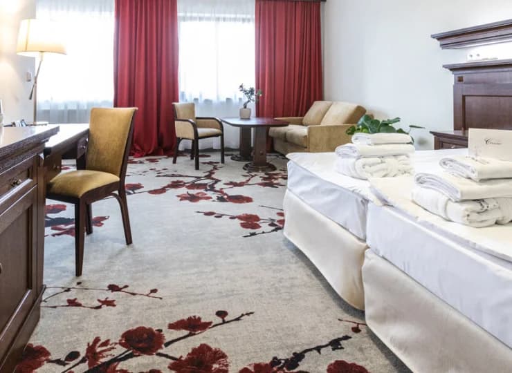 W pokoju rodzinnym znajduje się rozkładana sofa