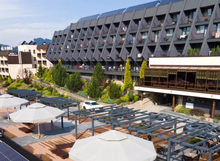 Górska panorama otacza hotel ze wszystkich stron