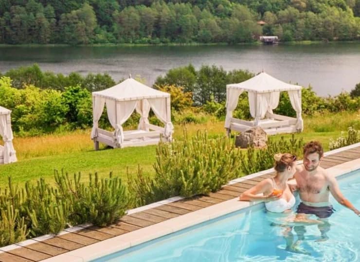 Głęboczek to resort nad jeziorem z basenem wewnętrznym i zewnętrznym