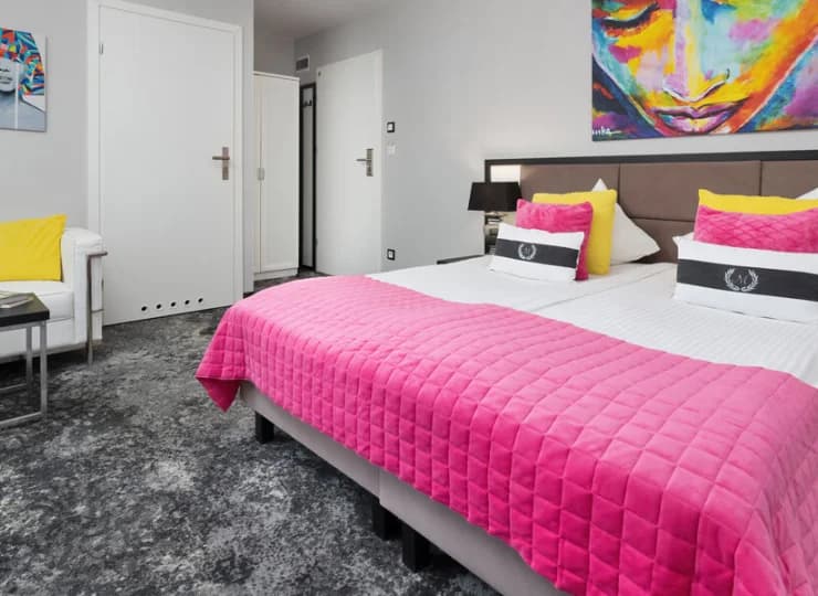W pokoju deluxe jest dodatkowo rozkładana sofa, pełniąca rolę dostawki