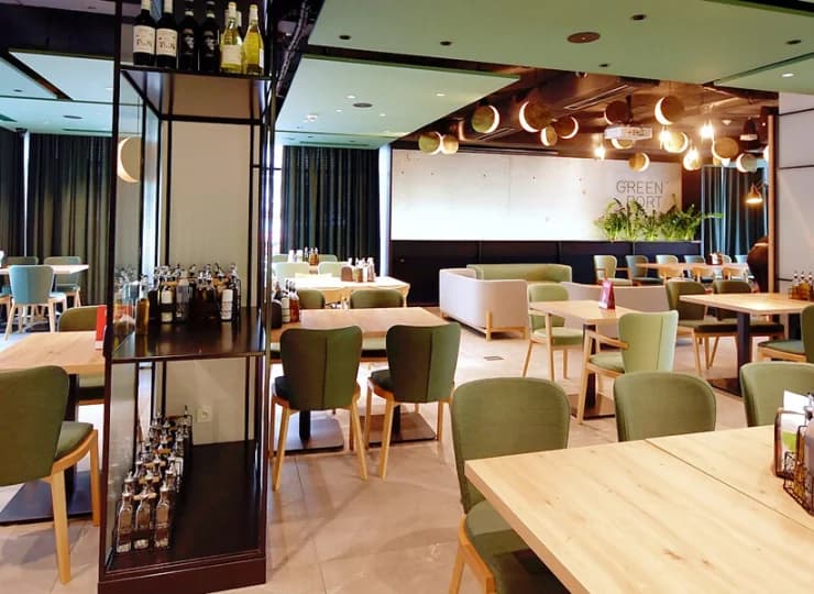Wewnątrz apartamentowca znajduje się restauracja