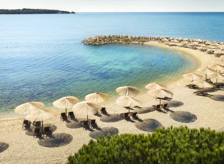 Goście mogą korzystać tutaj z uroków pięknej plaży