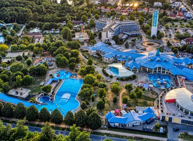 Atrakcją Sarvaru są rozbudowane termy