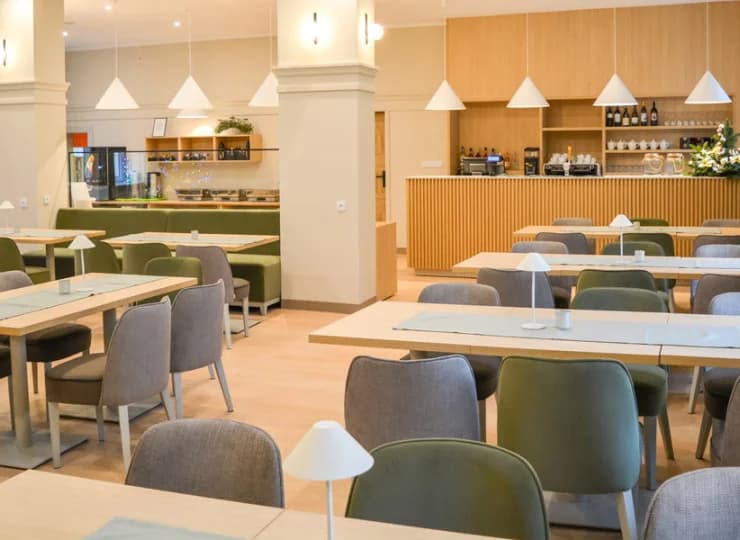 W obiekcie mieści się kameralna restauracja z drink barem