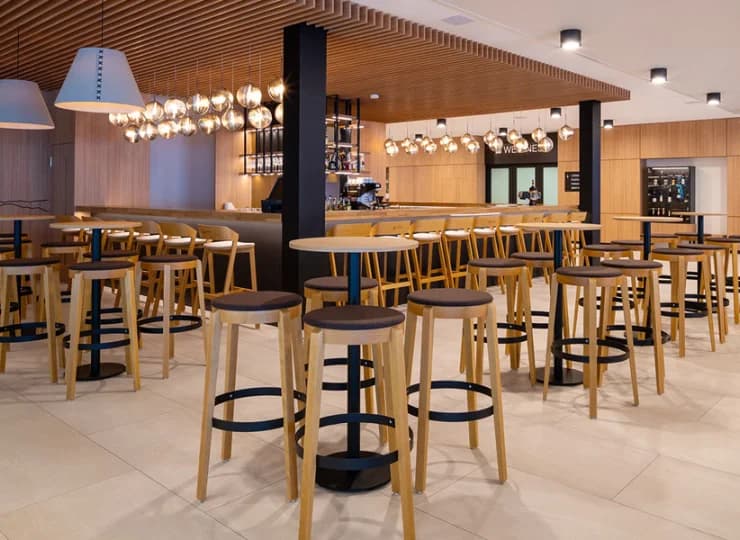Z nowoczesnym wystrojem i bogatą kartą drinków