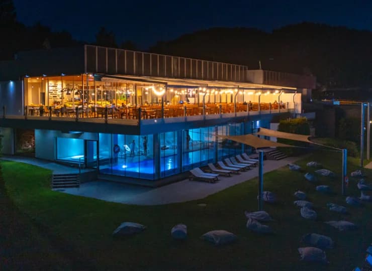 Restauracja posiada duży taras, z którego można podziwiać panoramę jeziora