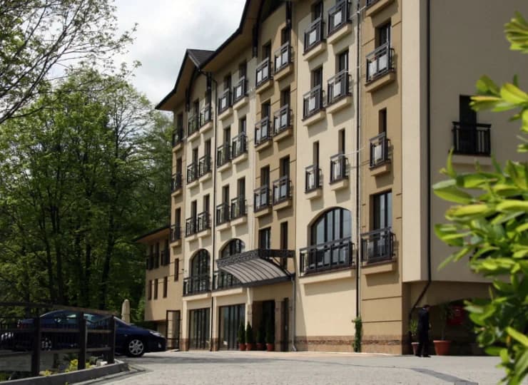 Hotel Elbrus znajduje się blisko centrum Szczyrku i skoczni narciarskich