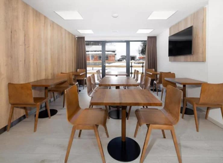 W hotelu mieści się kameralna restauracja dostępna w sezonie zimowym