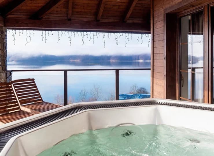 Jego atuty to prywatna sauna, jacuzzi na tarasie i wanna z hydromasażem