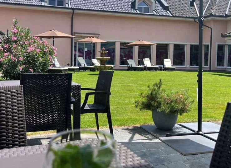W pogodne dni można spożywać posiłki na zielonym wewnętrznym patio