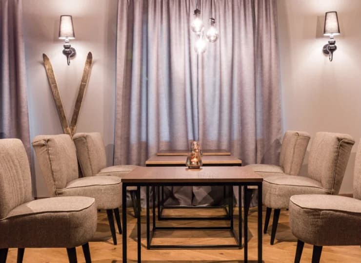 Eleganckie wnętrza restauracji zawierają motywy związane z górami