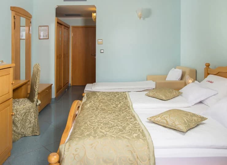 W każdym pokoju jest minibar, sejf, TV oraz dostęp do Wi-Fi