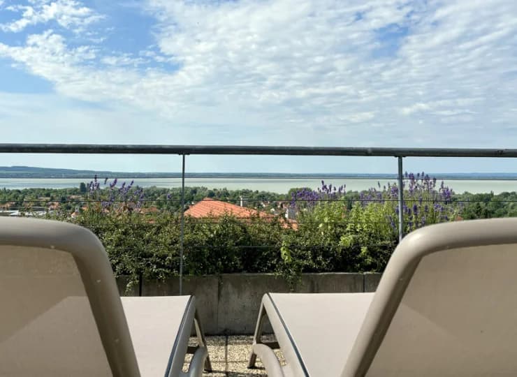 W ciepłych miesiącach na dachu można się wygrzewać z widokiem na Balaton