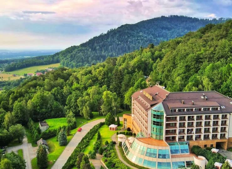 Hotel Belweder***** jest położony w samym sercu Beskidu Śląskiego